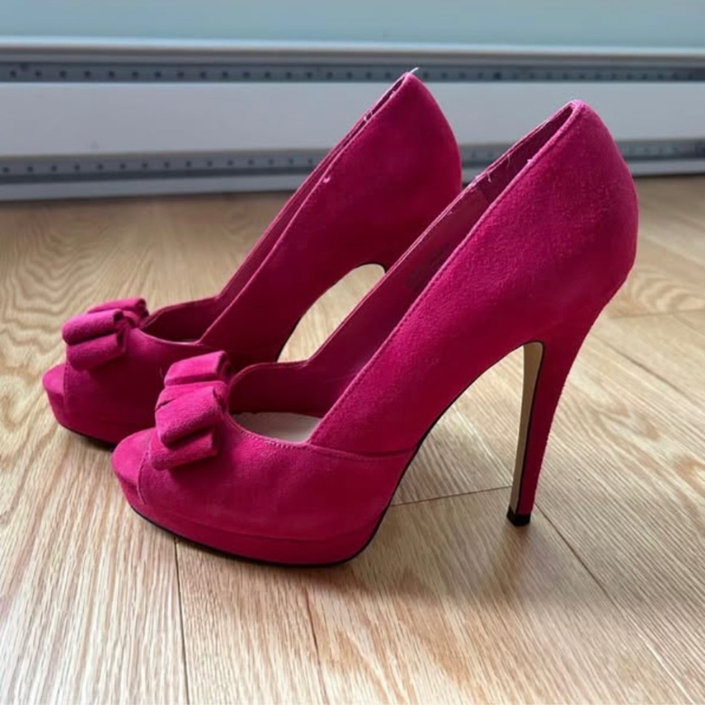 Brand new Fuchsia suede-type fabric Le Chateau shoes size 7.5